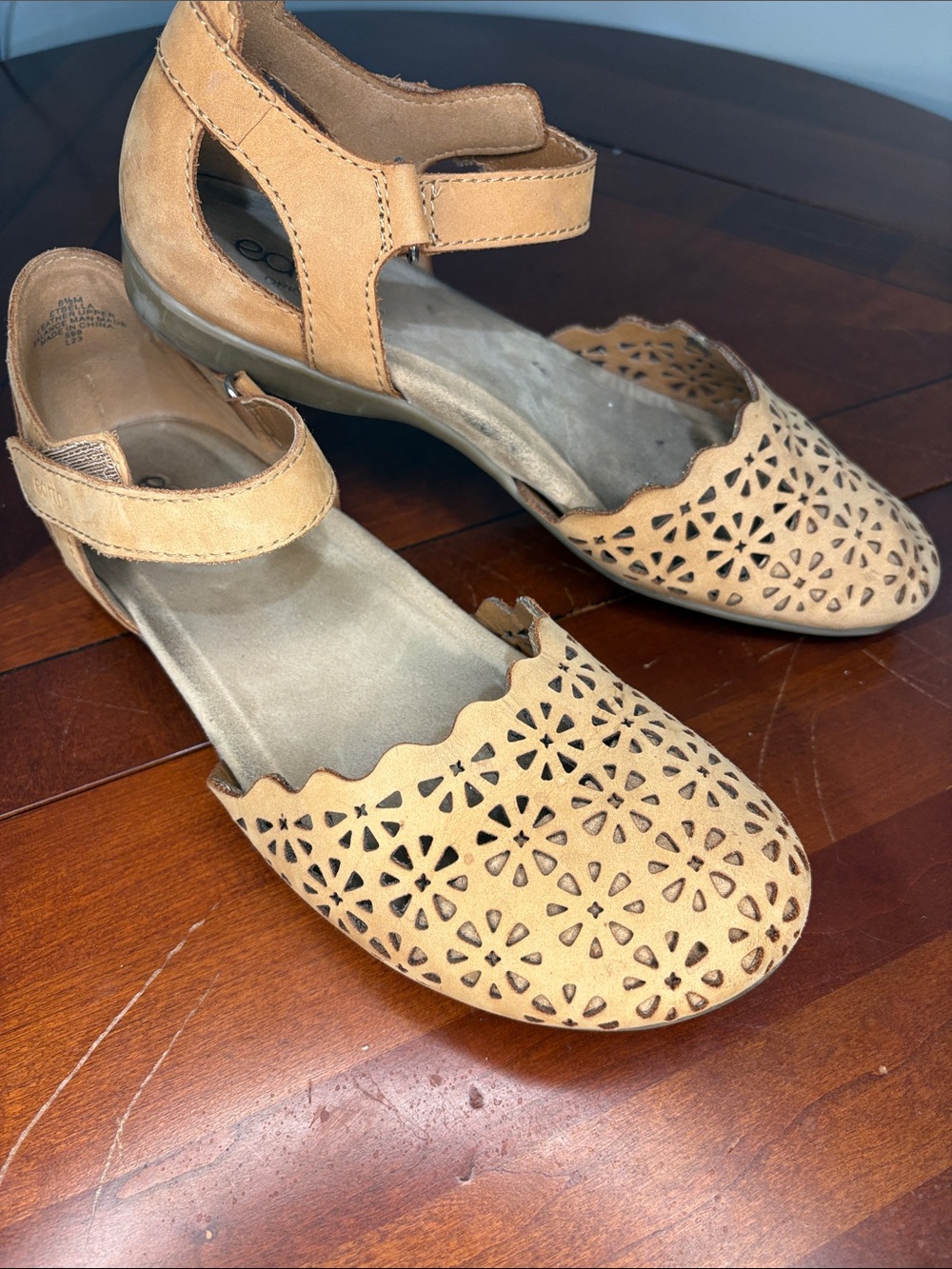 Earth Brand Bronnie perforated sandals in Tan leather -